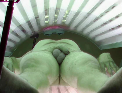 Czech Gay Solarium 18 Beefy Daddy Shows off in Solarium