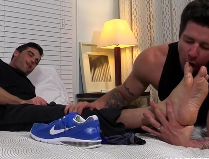 Sexy Hunk Link & Trenton Love Worshipping Each Feet