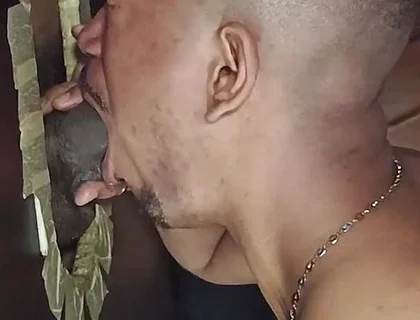 Black Cock in Glory Hole Gets Me Stuck