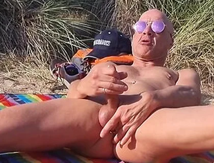 Guy Gets Naked In The Dunes And Wanks In Public!