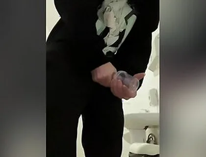 Twink Dryly Jerks Off In The Clinic