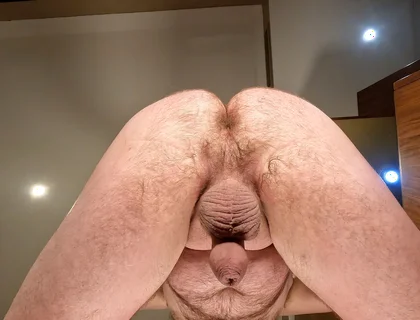 Naked Arsehole Squats for the Camera