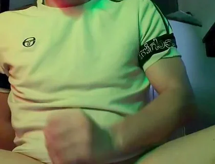 Twink Shows His Feet and Jerks off