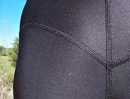 Sexy Assed Girl Flashes Her Tight Ass in Leggings to the Sportists Around