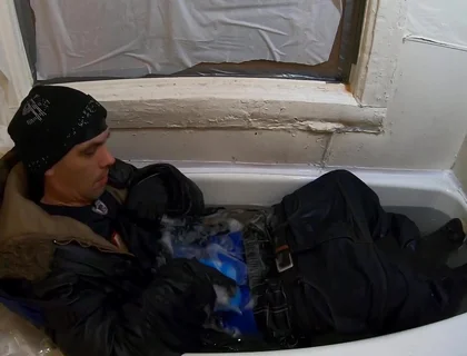 Skater rubbing the bulge in bathtube