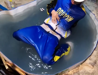 Sneaker skater sagger wet gear