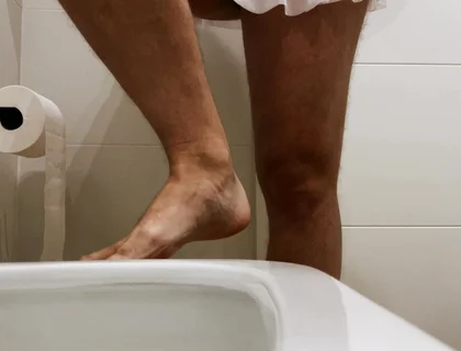 Crossdresser Con Un Gran Trasero En Minifalda Está Orinando