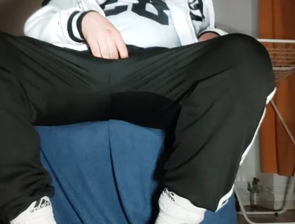 The Dregsau Dj-bro Pisses in His Pants.