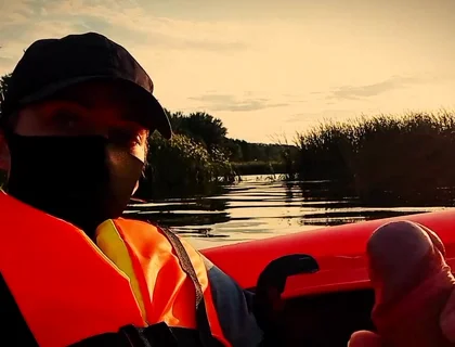 Memories of the Past Summer. Twink Jerks off Her Cock in the Middle of the River