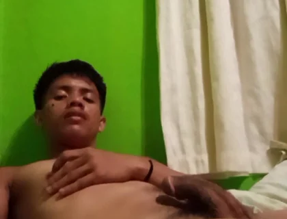 Filipino Twink’s Steamy Solo Session with Explosive Cumshot