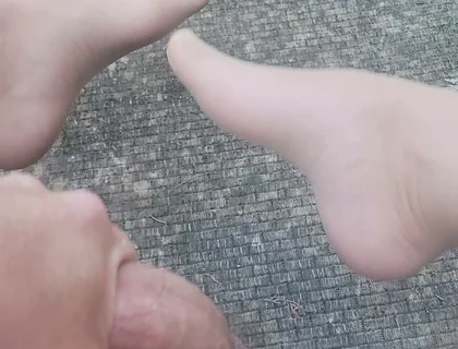 Cumming Hard Outdoors in Nylons