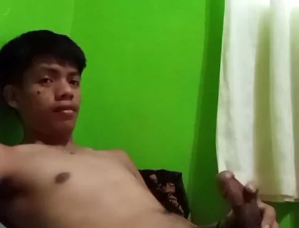 Philippino Twink Boy Jerks off in Bed, Huge Cumshot!