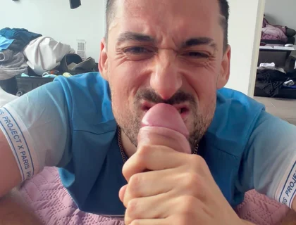Straight Muscle Dude Gets Sucked by Flatmate