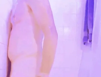 Kris Reelz- Takes a Perverted Shower