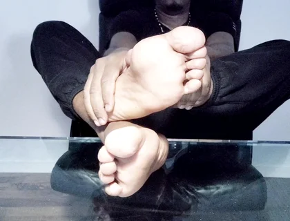 I Expose My Bright Male Soles (2025)