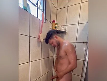 Levi Brazil - Playing In The Bath