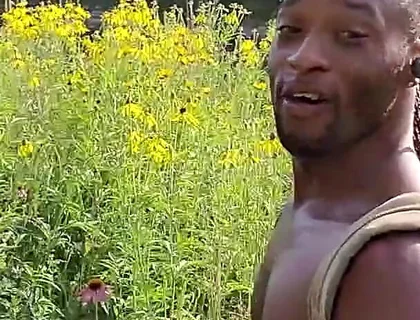 Kenniejai Walks Nude by the River in Chicago and Gets Caught