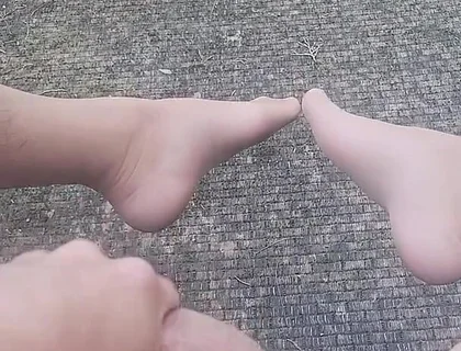 Cumming Hard Outdoors in Nylons