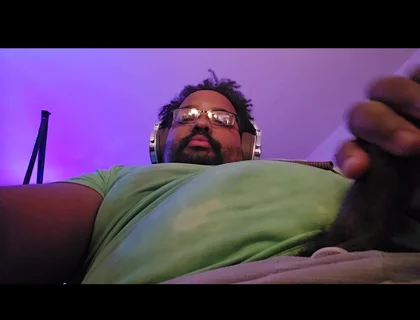 Thick Stepdaddy Jerks off While Editing His Own Vid