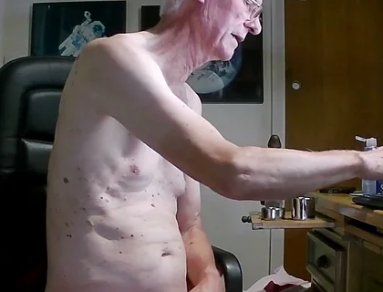 Obeying a Fan's Instructions on Live Web Show