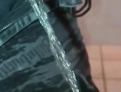 Pissing 02
