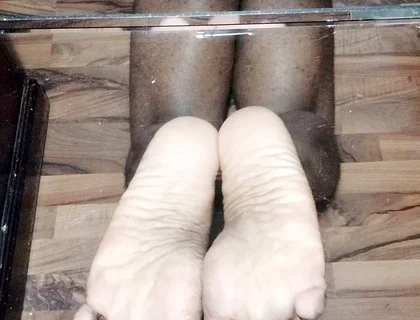 Display my soles in The Pose (2026)