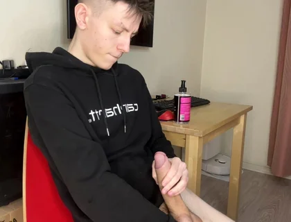 18 and Horny: Twink's Sticky Load Explosion