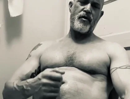 Hot B&w Bathroom Bate.