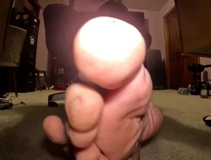 Worship My Feet While I Game!